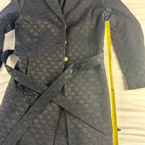 Black rain coat. - Picture 5 of 6